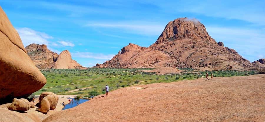 Spitzkoppe & Desert Magic: Arches, Art & Sunset Views - Lunch under the trees at Goanikontes Oasis