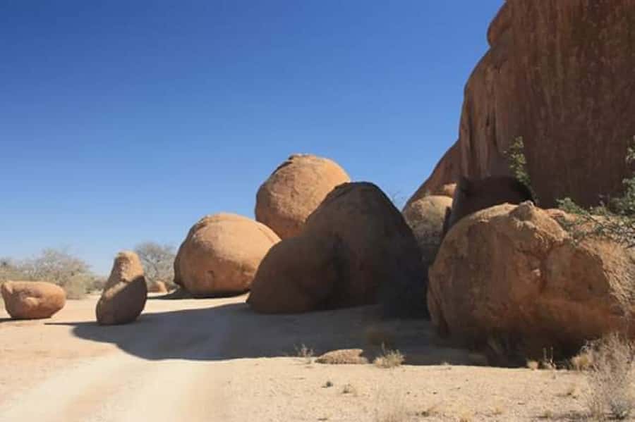 Spitzkoppe : via Zeila Shipwreck - Henties Bay and its fishing-town story