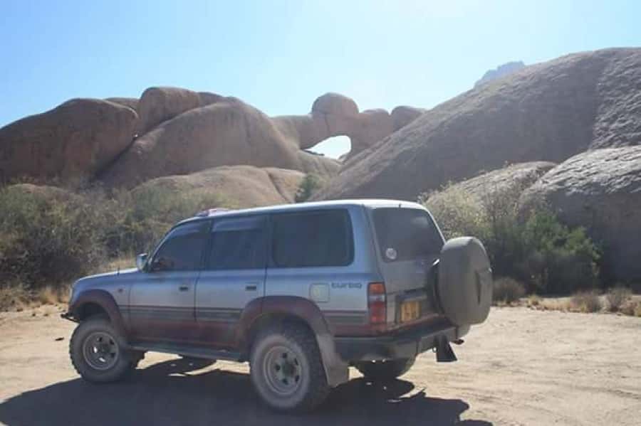 Spitzkoppe : via Zeila Shipwreck - A picnic lunch beneath the peaks at noon